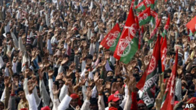 मुलायम ने अपने कार्यकर्ताओं को शालीन बनने को कहा है.