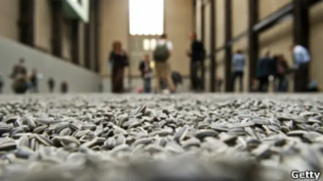 英国美术馆收购艾未未瓷瓜籽- BBC 英伦网