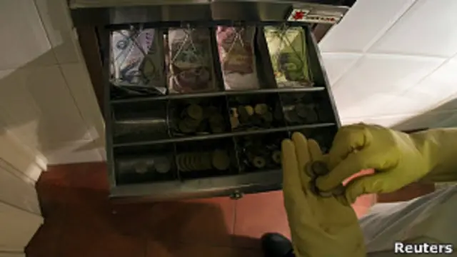 Un pescadero cuenta sus pesetas en Salvaterra do Mio.