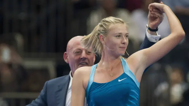 د ټنس روسۍ اتله ماریا شرپووا په نیویارک کې د دنمارک او زنیاکي د ټنس اتلولیو پرمهال د خوښۍ شېبې له یوه سړي سره په ګډه نڅا لمانځي. 