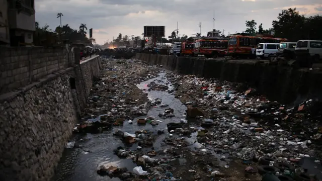 د هایټي له زلزلې تر دوو کالو تېرېدو وروسته، لاهم په پورتو پرنس کې د زلزلې نښې لیدل کېږي. رپوټونه وايي چې لسګونه زره کسان لاهم په خېمو کې سوړ ژمی تېروي. 