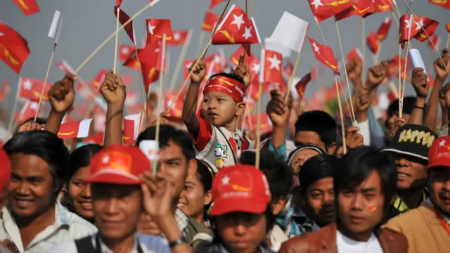 د برما د مخالفې ټلوالې مشرې اونګ سان سوچي په نایبایدو سیمه کې د ټاکنیز کمپاین پرمهال تود هرکلی وشو. 