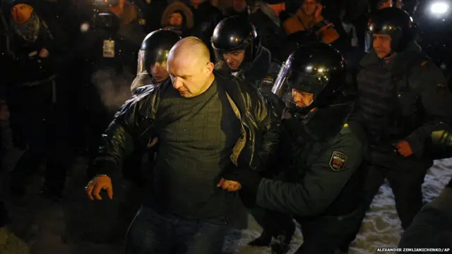 په مسکو او یو شمېر نورو روسي ښارونو کې د ولادیمیر پوتین د بریالیتوب پرمهال پولیسو لسګونه مظاهره کوونکي ونیول. 