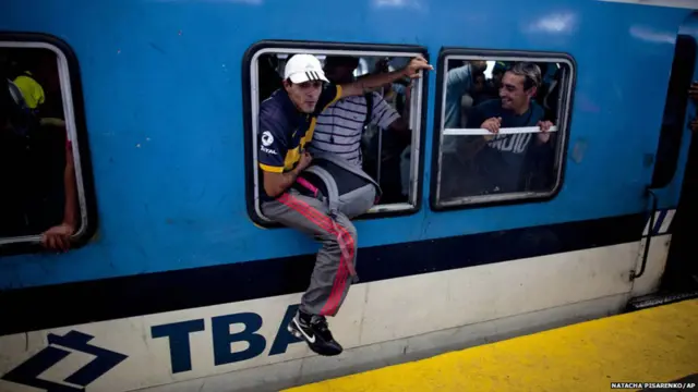 په ارجنټاین کې ځینې کسان په اورګاډو کې د سپرېدو قوانینو ته چندانې پام نه کوي. لکه دغه ځوان چې په پلازمېنه بوینس ایرس کې دا کار کوي. 