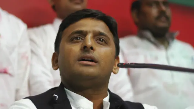  अखिलेश यादव