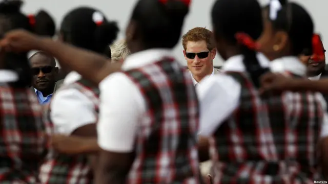 在拿骚巴哈马国家体育馆举行的一次青年集会和文化表演上，哈里王子观看学生列队行走。