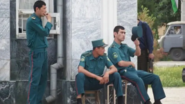 Korruptsiya, ayniqsa huquq-tartibot idoralarida keng tarqalgan, deb ishoniladi
