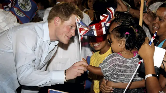 哈里王子此次出访加勒比海地区是首次单独履行王室公务。以往他都是与哥哥威廉王子或其他王室成员一道出访。