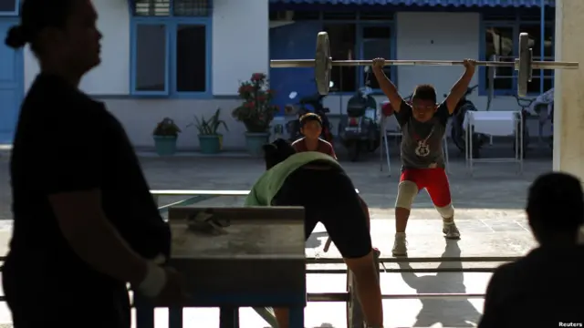 Các em tập luyện ở trung tâm mỗi tuần 5 ngày, toàn bộ chi phí do ông Rosyadi đài thọ.