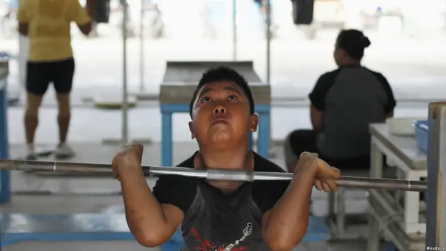 Rudy Kurniawan, 11 tuổi, trong một buổi tập tại trung tâm Gajah Lampung.