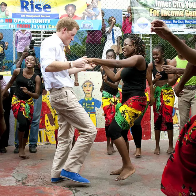 该中心的工作人员还盛情邀请哈里王子一同跳舞。