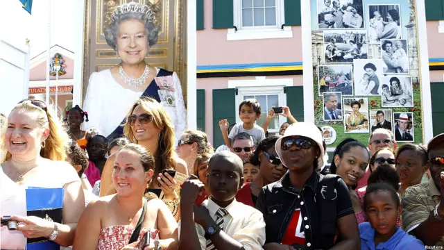 哈里王子在女王登基60周年庆典之际，代表祖母出访牙买加，受到当地民众的热烈欢迎。