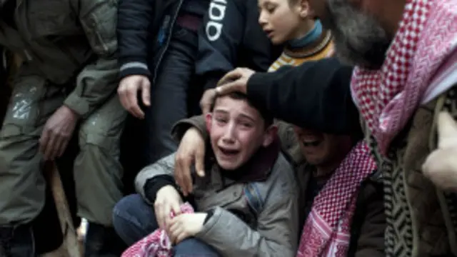 Seorang bocah menangisi kematian ayahnya akibat tembakan aparat keamanan Suriah, Kamis (08/03), di kawasan Idlib, Suriah bagian utara. 