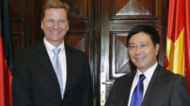 Bộ trưởng Phạm Bình Minh (phải) và ngành ngoại giao Việt Nam thúc đẩy cho xu thế hội nhập quốc tế