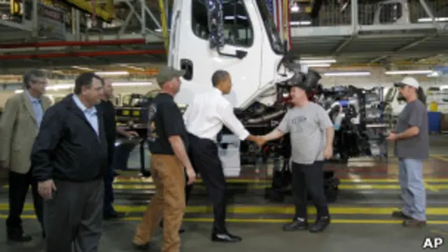 奧巴馬在美國的戴姆勒汽車工廠看望工人