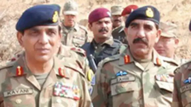 جنرل کیانی کے ساتھ جنرل ظہیر الاسلام عباسی دائیں جانب