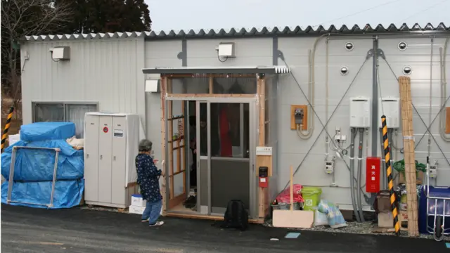 يعيش سكان القرية الذين نجوا من الزلزال في مساكن ايواء مؤقتة 