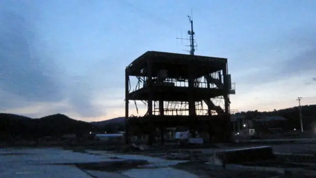 يبدو في الصورة ما تبقى من مقر تابع لإدارة الأزمات الحكومي. وسائل الإعلام اليابانية أسهبت في الثناء على ميكي اندو " 25 عاما" للدور البطولي الذي قامت به أثناء موجات المد البحري تسونامي لتحذير المواطنين عبر مكبرات الصوت