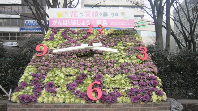 تنتشر الرسائل التي ترفع من الروح المعنوية للمواطنين في مدينة فوكوشيما التي تبعد 60 كيلومترا عن مفاعل فوكوشيما النووي الذي أصيب بأضرار بالغة وسط مخاوف من احتمالات وقوع تلوث نووي. 