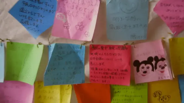 يرسل اليابانيون من شتى أنحاء البلاد رسائل إلى سكان المناطق المتضررة. وتبدو في الصورة رسائل إلى الآباء والأمهات في فوكوشيما حملتها شبكة " إنقاذ أطفال فوكوشيما من الاشعاع"