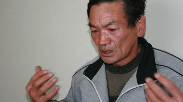 ابيكورايوشي أحد سكان القرية ويبلغ من العمر 70 عاما ويقول إنه على الحكومة أن تقدم المزيد لمساعدة سكان القرى المتضررة