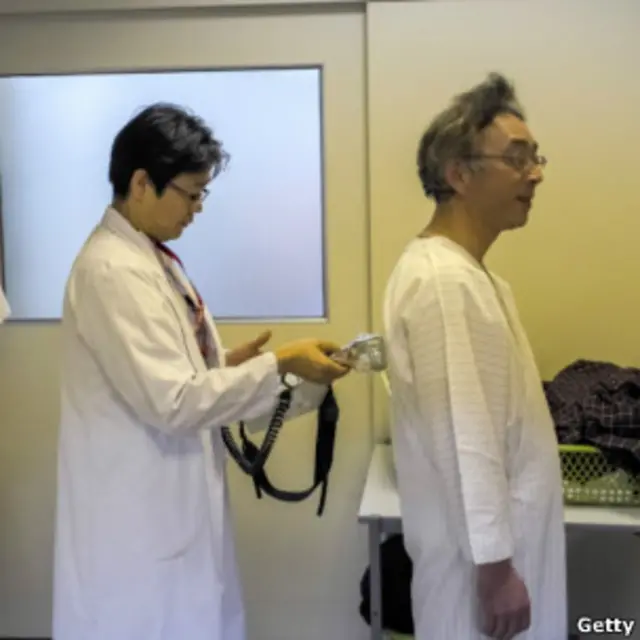 福島居民接受輻射檢查(09/03/2012)