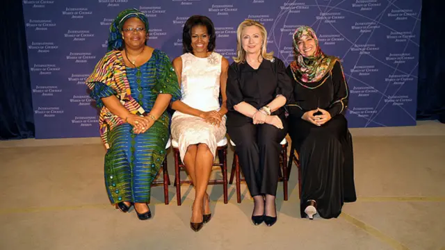 د امریکا د بهرنیو چارو وزیره هیلري کلنټن او د ولسمشر اوباما ښځه میشل اوباما د نړۍ له هغو ښځو سره چې زړورتیا نړیوالې جایزې یې وګټلې – په واشنګټن کې د امریکا د بهرنیو چارو وزارت ودانۍ – مارچ ۸، ۲۰۱۲. 