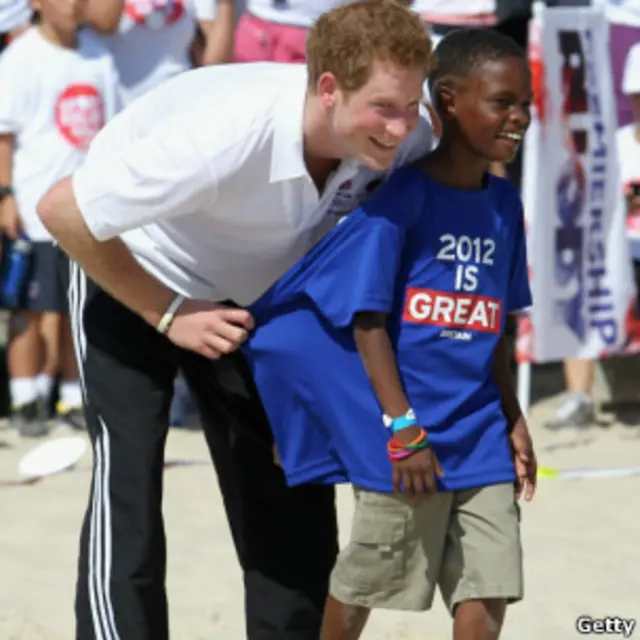 Príncipe Harry e criança