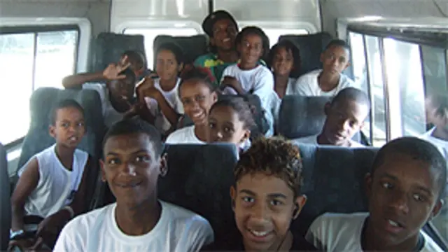 As 16 crianças acordaram cedo para ver o príncipe