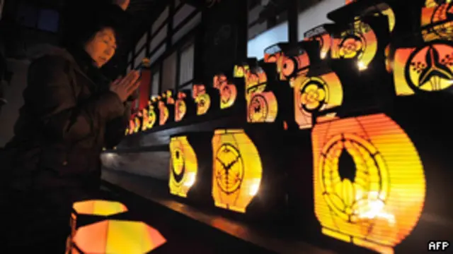 معبد میوکو در ژاپن؛ زائران برای قربانیان زمین‌لرزه ژاپن دعا می‌کنند