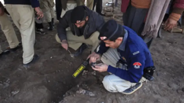 بم دھماکے میں کم از کم دو افراد ہلاک اور پندرہ زخمی ہو گئے ہیں جبکہ دو افراد لاپتہ ہیں