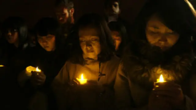 يابانيون يشعلون الشموع في ذكرى الزلزال والتسونامي