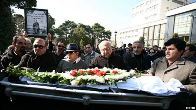 مراسم تشییع پیکر خانم دانشور با حضور جمع زیادی از دوستدارانش تشییع شد