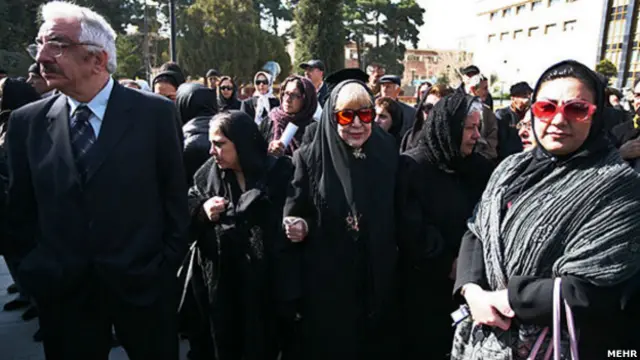 سیمین بهبهانی، شاعر و فریبرز رئیس دانا از جمله اعضای کانون نویسندگان ایران بودند که در این مراسم حضور داشتند