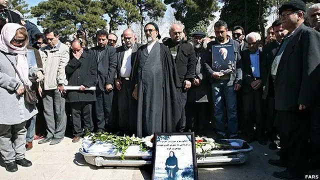 محمود دعایی، مدیرمسئول روزنامه اطلاعات هم در این مراسم حاضر شد و بر پیکر سیمین دانشور نماز خواند