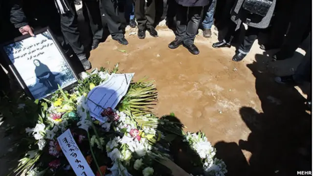  به گزارش خبرگزاری مهر پیکر خانم دانشور در قطعه هنرمندان (قطعه ۸۸) ردیف ۱۵۰ مقبره شماره ۳۱ گورستان بهشت زهرا به خاک سپرده شد