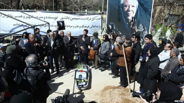 پس از مراسم مقابل تالار وحدت ، پیکر خانم دانشور به تگورستان بهشت زهرا در جنوب تهران منتقل و در آنجا به خاک سپرده شد