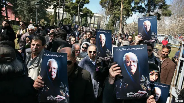 مراسم تشییع پیکر سیمین دانشور در حیاط تالار وحدت در تهران برگزار شد