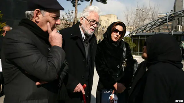 احسان نراقی از دیگر چهره هایی بود که در مراسم تشییع خانم دانشور حضور داشت