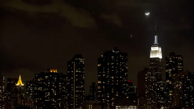 القمر والزهرة معا في سماء نيويورك في الخامس والعشرين من الشهر الماضي