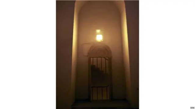  څلى له سرو او زيړ رنگو گرانيت اوشگلنو کاڼو جوړ دى. دننه هغه زينې ښکاري چې د څلي گنبدې ته ځي.