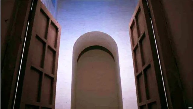 آديتيا کپور وايي: کله چې پر زينو ( پوړو) خيژﺉ نو د څلي په مينځ کې لويې لويې پټې کوټې ترسترگو کيږي.