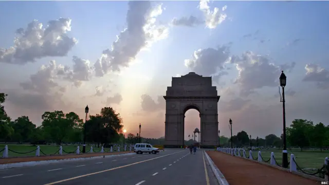 انديا گيټ، د هندوستان د دغه مشهور څلي چې ددې هيواد د پيژندگلوۍ په نښه بدل شوى د ٨١ يمې کليزې په وياړ انځور اخيستونکي آديتيا کپور ته په ځانگړې توگه څلي ته د دننې ورتگ اجازه ورکړل شوه چې ناوياته تصويرونه واخلي.