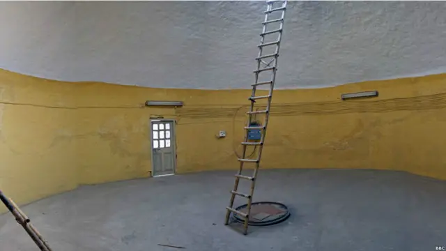 دا د انديا گيټ په پورتنۍ برخه کې لوى دهليز دى چې دروازې يې څلورو وړو برنډو ته پرانيستل کيږي. له برنډو نه ترسترگو کيدونکې منظرې خورا ښکلې دي.