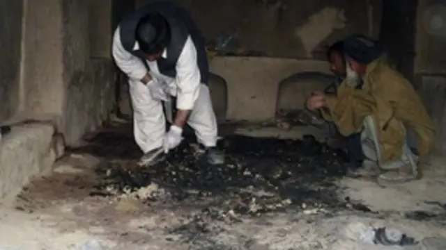 واقعے کے بعد ایک تصویر میں یہ دیکھا گیا ہے کہ قتل کیے جانے والے ایک بچے کی لاش جلی ہوئی ہے۔