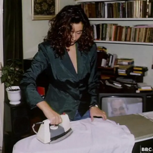 英国家庭主妇熨衣服