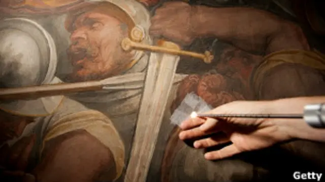 Маурицио Серачини и его коллеги при помощи эндоскопа изучают, что находится за фреской Вазари 