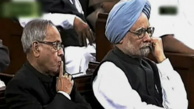 पूर्व वित्त मंत्री प्रणब मुखर्जी के कई फैसले पर पुनर्विचार कर रहे हैं मनमोहन सिंह