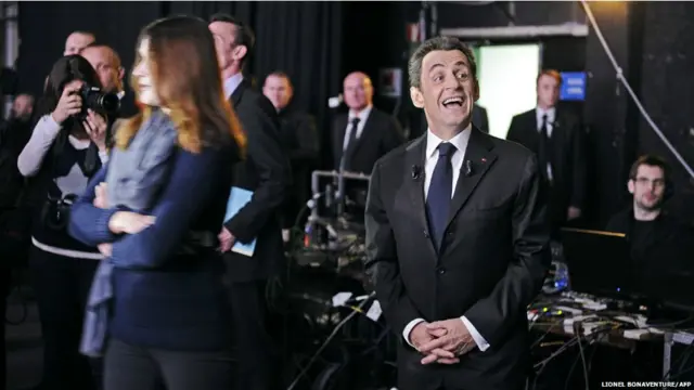 د فرانسې ولسمشر نيکولا ساخکوزي په يوه تیلويزوني بحث کې ويلي چې دا مهال په فرانسه کې خورا ډير بهرنيان اوسيږي او که چېرې د دوهم ځل لپاره وټاکل شو نو دا شمير به راټيټوي.