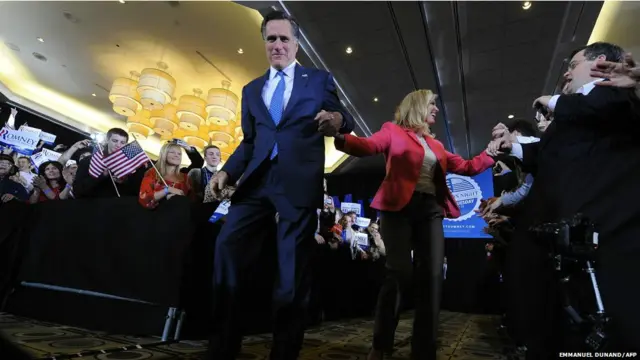 د ۲۰۱۲ ولسمشرۍ ټاکنو ته د امريکا جمهوري غوښتوونکی نوماند ميټ رومني له ميرمنې سره خپله بريا لمانځي. دۀ له لسو ايالتونو څخه په شپږو کې برى موندلى دى.